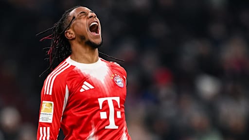 Michael Olise jubelt nach dem 6:2 im Bundesliga-Spiel des FC Bayern gegen den SC Freiburg.