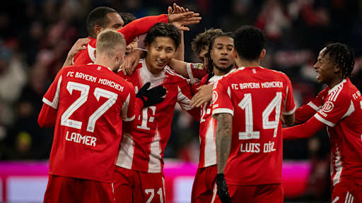 Hiroki Ito jubelt mit dem Teamkollegen nach Michael Olises 6:2 im Bundesliga-Spiel des FC Bayern gegen den SC Freiburg.