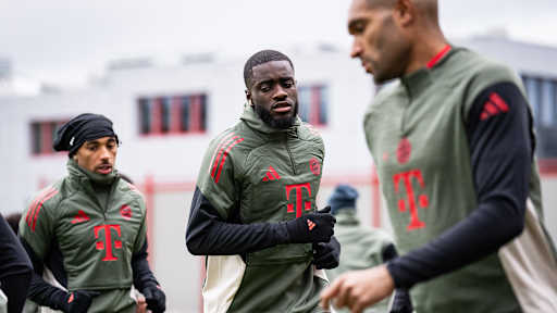 Dayot Upamecano beim Warmlaufen im Abschlusstraining des FC Bayern vor Arsenal
