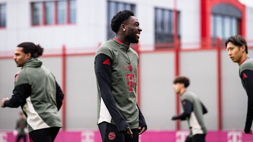 Alphonso Davies lacht im Abschlusstraining des FC Bayern vor Arsenal
