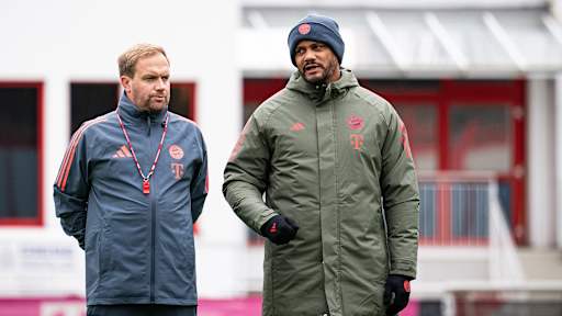 Vincent Kompany spricht im Training des FC Bayern mit Aaron Danks.