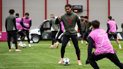 Serge Gnabry am Ball im Abschlusstraining des FC Bayern vor Arsenal