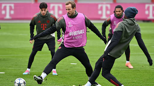 Harry Kane verfolgt den Ball im Abschlusstraining des FC Bayern vor Arsenal