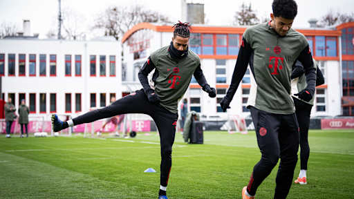 Michael Olise macht eine Übung auf einem Bein im Abschlusstraining des FC Bayern vor Arsenal
