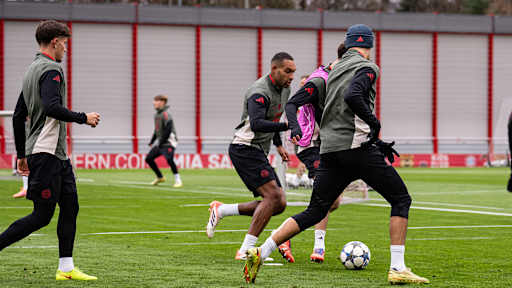 Jonathan Tah im Zweikampf im Abschlusstraining des FC Bayern vor Arsenal