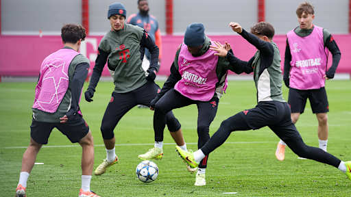 Tom Bischof attackiert Nicolas Jackson im Abschlusstraining des FC Bayern vor Arsenal