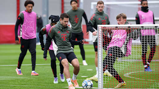 Raphael Guerreiro und Lennart Karl im Zweikampf im Abschlusstraining des FC Bayern vor Arsenal