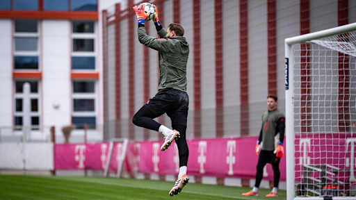Manuel Neuer fängt den Ball im Abschlusstraining des FC Bayern vor Arsenal