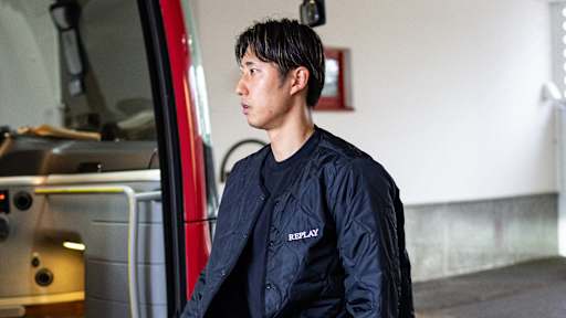 Hiroki Ito bei der Abreise des FC Bayern von der Säbener Straße zum Flughafen