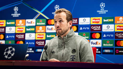 Harry Kane in Grün auf der Pressekonferenz vor Arsenal