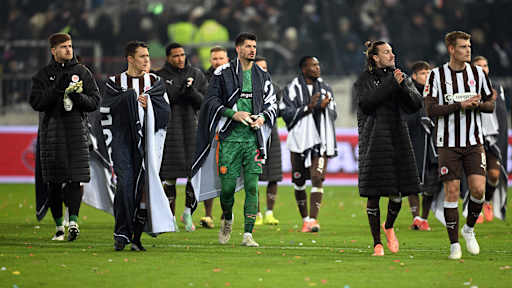 Spieler des FC St. Pauli bedanken sich auf dem Rasen bei den Fans nach der Heimniederlage gegen Union