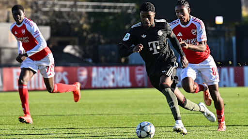 Allen Junior Lambe führt den Ball am Fuß im Spiel gegen den FC Arsenal.