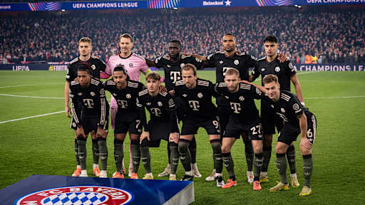 Teamfoto des FC Bayern vor dem CL-Spiel bei Arsenal