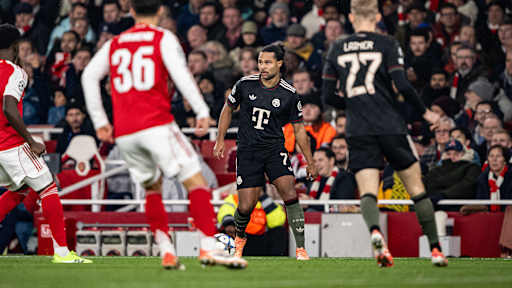 Serge Gnabry dribbelt im Spiel gegen Arsenal mit dem Ball