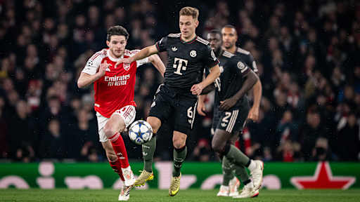 Joshua Kimmich im Zweikampf mit Declan Rice im Spiel des FC Bayern bei Arsenal