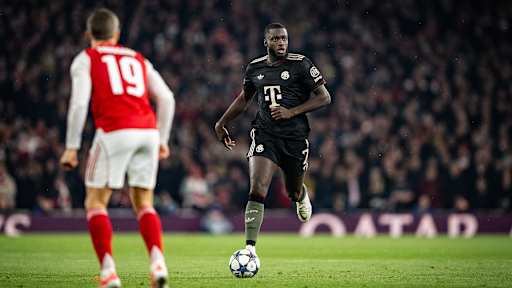 Dayot Upamecano dribbelt im Spiel gegen Arsenal mit dem Ball