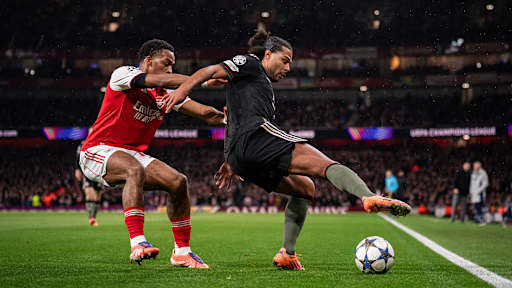 Serge Gnabry im Zweikampf mit Timber im Spiel des FC Bayern gegen Arsenal