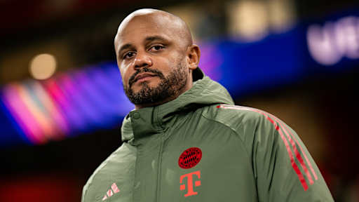 Vincent Kompany blickt beim Spiel gegen Arsenal in die Kamera