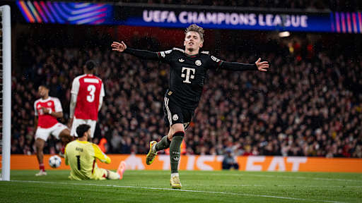 Lennart Karl bejubelt mit ausgestreckten Armen sein Tor zum 1:1 gegen Arsenal