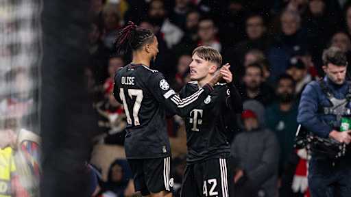 Lennart Karl und Michael Olise klatschen nach dem Tor von Karl gegen Arsenal ab