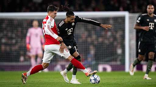 Michael Olise im Zweikampf mit Martin Zubimendi im Spiel des FC Bayern gegen Arsenal