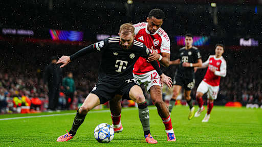 Konrad Laimer im Zweikampf mit Jurrien Timber im Spiel des FC Bayern bei Arsenal