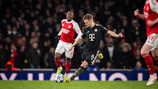 Joshua Kimmich spielt einen Pass im Spiel des FC Bayern bei Arsenal