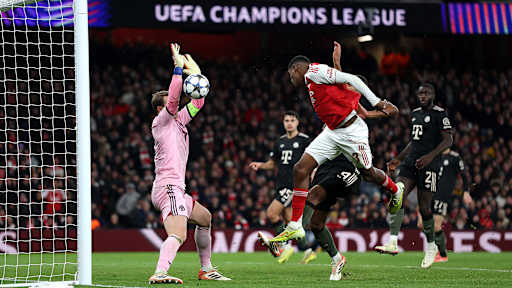 Manuel Neuer pariert einen Kopfball von Mosquera im Spiel bei Arsenal