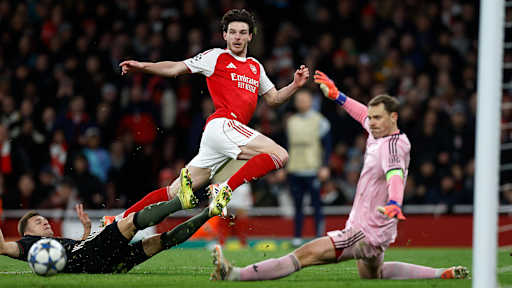 Manuel Neuer wehrt einen Schuss von Declan Rice mit dem Fuß ab