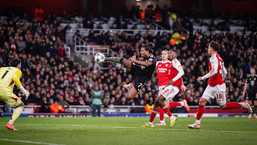 Serge Gnabry schießt per Seitfallzieher im Spiel bei Arsenal auf das Tor