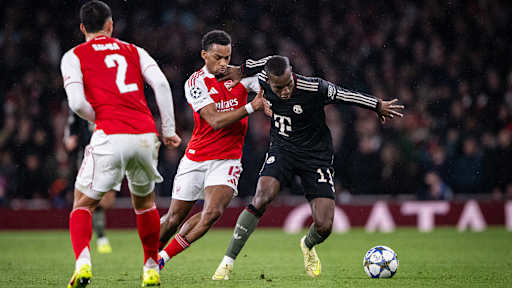 Nicolas Jackson im Zweikampf mit Jurrien Timber im Spiel des FC Bayern bei Arsenal