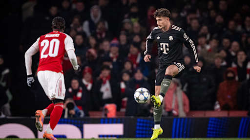 Tom Bischof nimmt einen Ball im Spiel des FC Bayern bei Arsenal in der Luft an.
