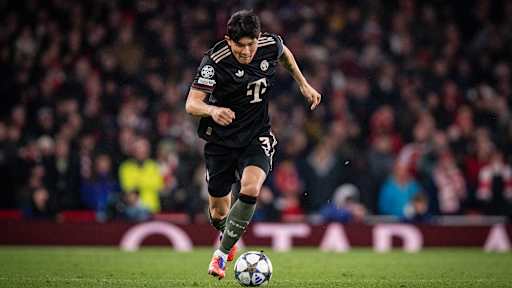 Minjae Kim dribbelt im Spiel des FC Bayern bei Arsenal mit dem Ball