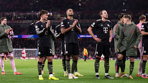 Spieler des FC Bayern klatschen nach dem Spiel bei Arsenal zur Fankuve