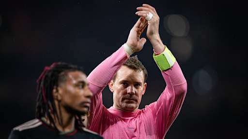 Manuel Neuer klatscht nach dem Spiel bei Arsenal zur Fankuve