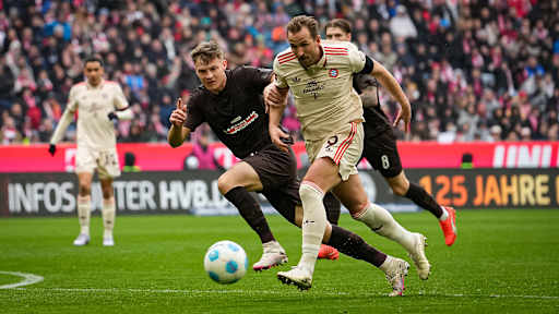Harry Kane im Zweikampf mit einem St. Pauli-Spieler