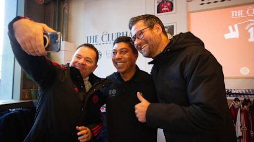 Fans des FC Bayern machen ein Foto mit Giovane Elber
