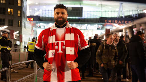 Ein FC Bayern Fan in London vor dem Emirates Stadium