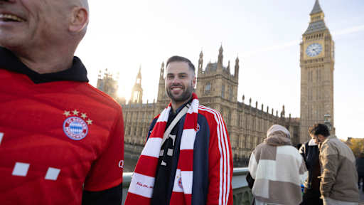 Ein FC Bayern Fan in London vor dem Big Ben
