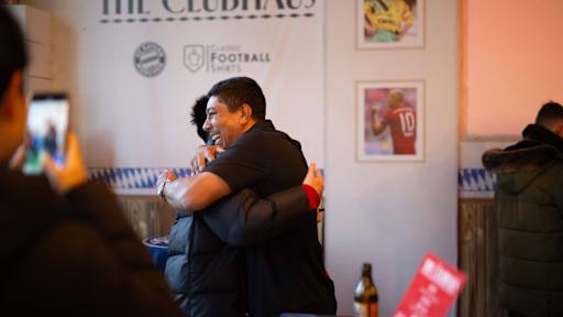 Giovane Elber umarmt einen Fan