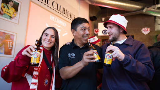 Zwei Fans des FC Bayern prosten mit Bier mit Giovane Elber