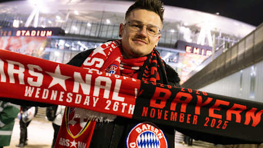 Ein Fan des FC Bayern vor dem Emirates Stadium mit einem Arsenal vs. FC Bayern SChal