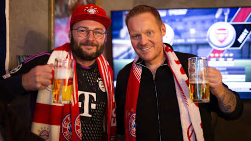 Zwei Fans des FC Bayern prosten mit Bier