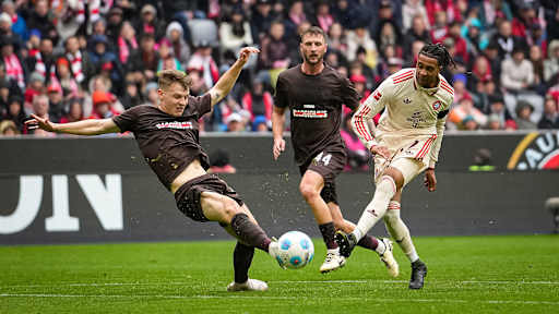Michael Olise remata a puerta en el partido de la Bundesliga contra el FC St. Pauli.