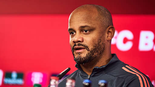 Vincent Kompany lächelt im Pressetalk des FC Bayern vor dem Bundesliga-Heimspiel gegen Freiburg
