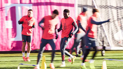 Alphonso Davies rennt  im Training des FC Bayern