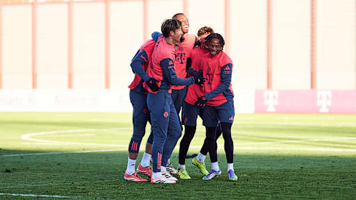 Spieler des FC Bayern jubeln im Training
