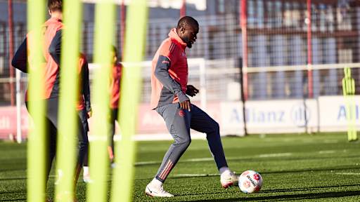 Dayot Upamecano spielt einen Pass  im Training des FC Bayern