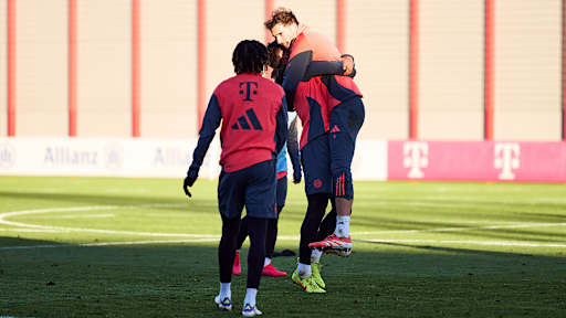 Leon Goretzka und ein Jugendspieler umarmen sich  im Training des FC Bayern