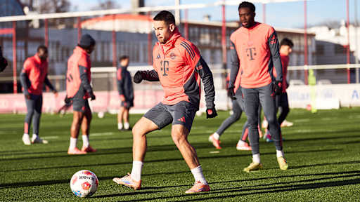 Raphael Guerreiro spielt einen Pass im Training des FC Bayern